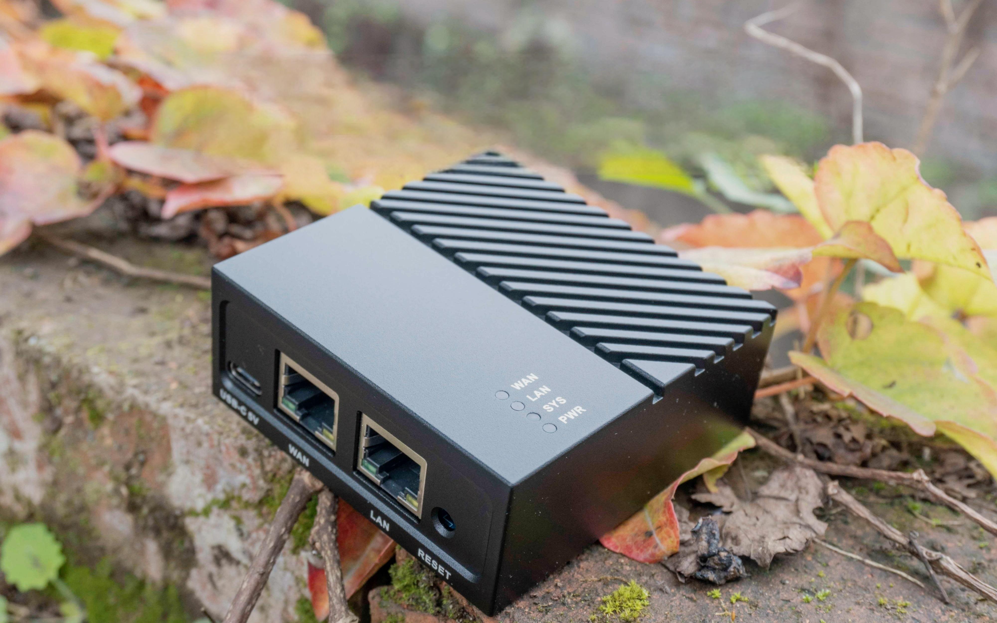 图片描述:一台小巧的软路由设备